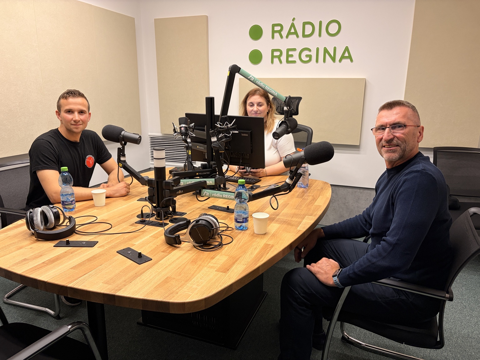 Florian Horváth a Miroslav Malinovský s moderátorkou v štúdiu Rádia Regina